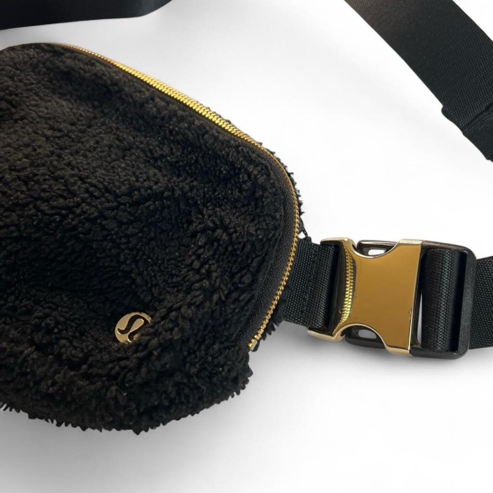 Lululemon 1L Fleece Everywhere Belt Bag Black with Gold Hardware - Picture 3 of 6